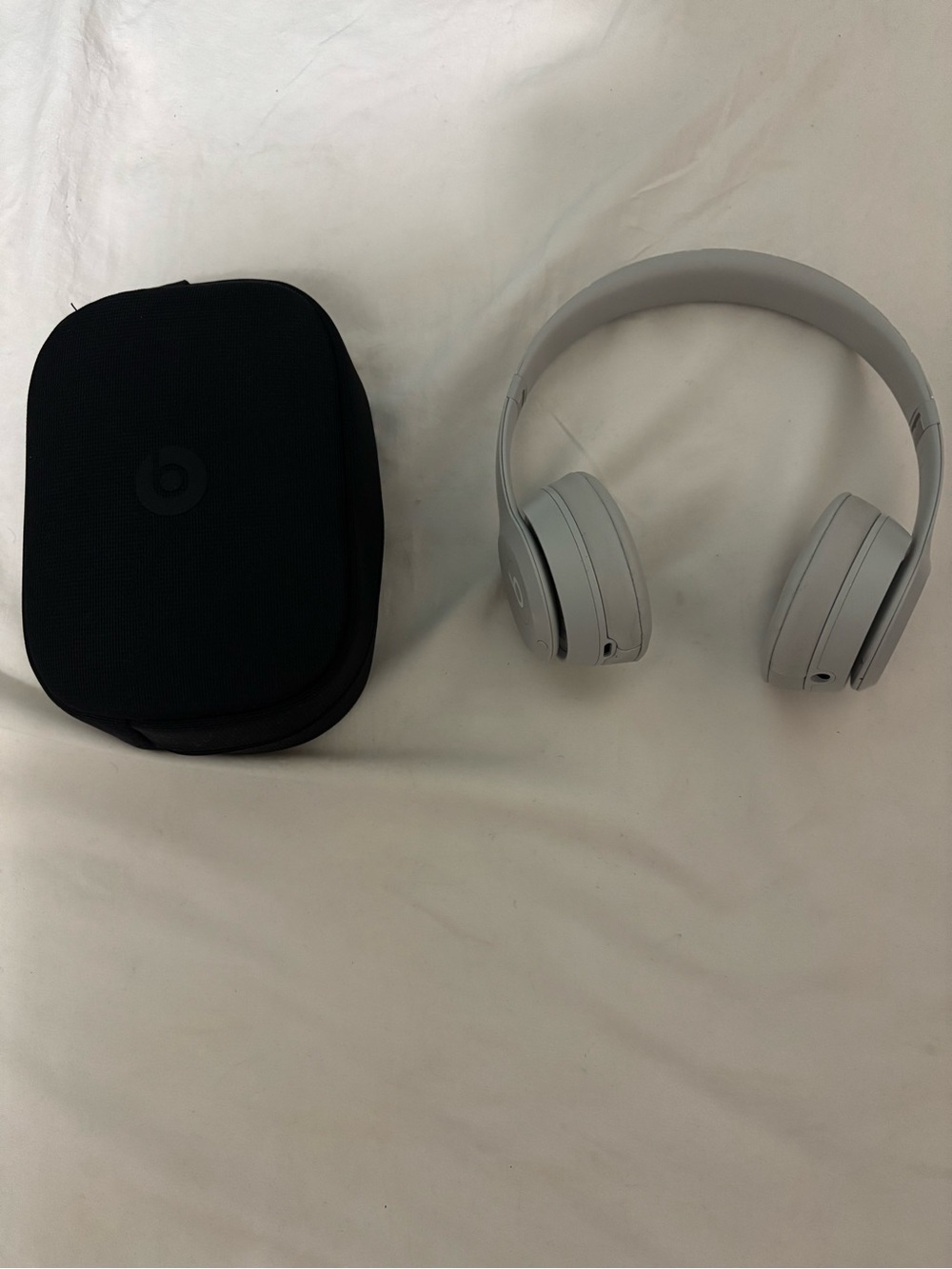 Beats by Dre Wireless Over-Ear Headphones in Light Gray with Black Case